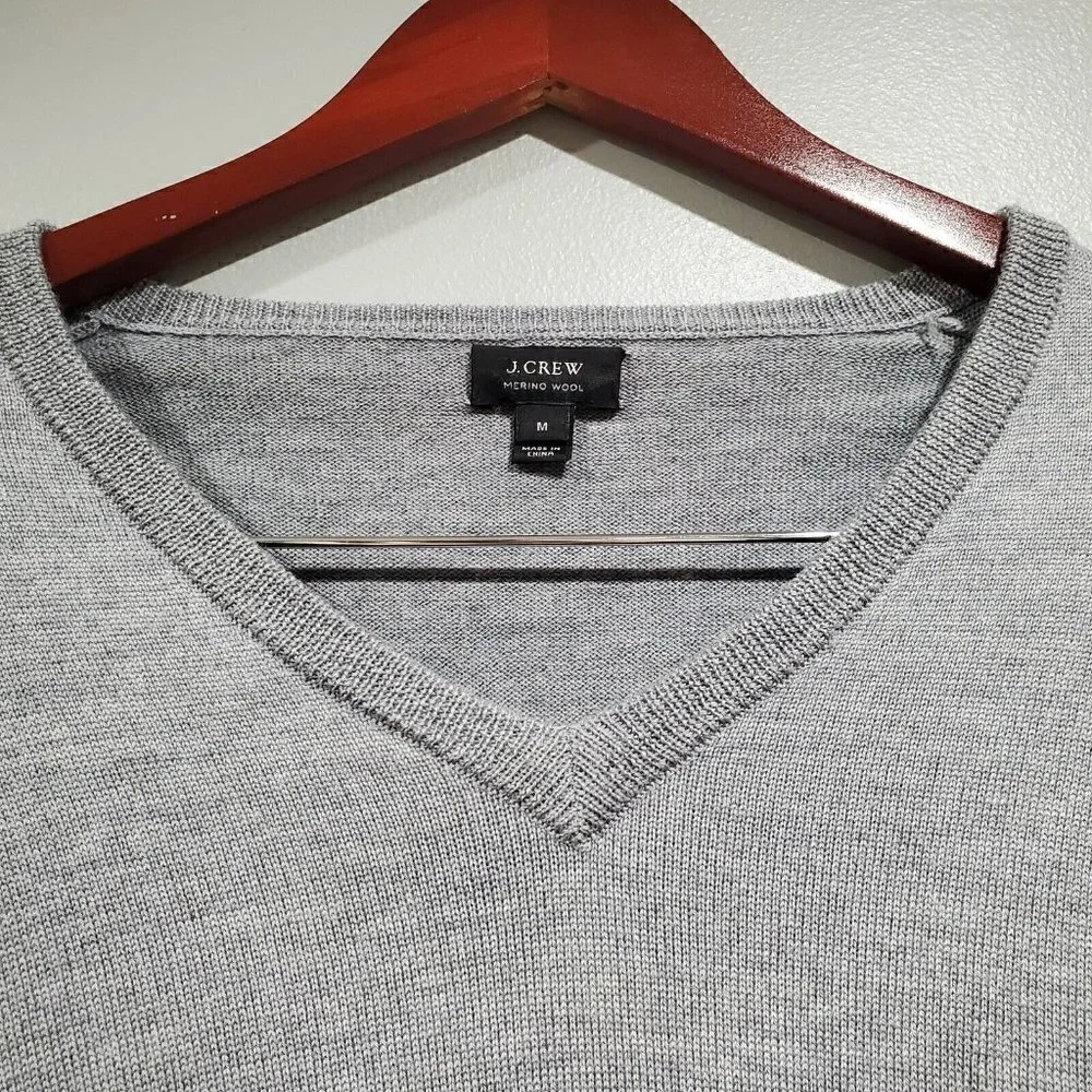 J Crew Men’s 100% Merino Wool V-Neck Gray Sweater Long-Sleeved Knit Size Medium